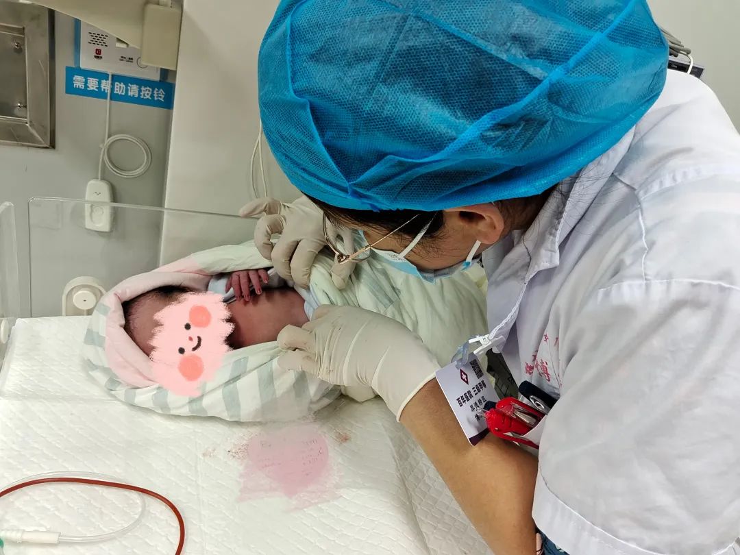 这家人喜迎第三胎 取名“小国庆”