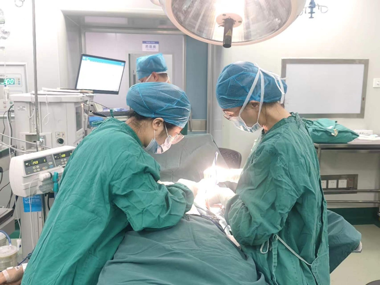 面对频发的乳腺疾病，女性朋友该如何应对？他们有话说……