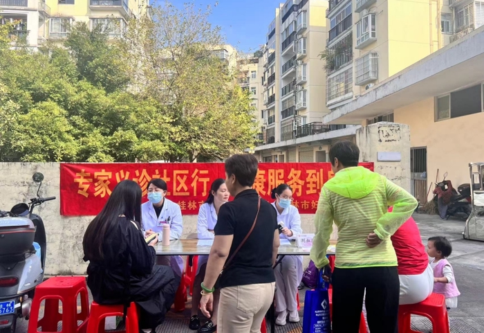 我院赴九华社区开展“专家义诊社区行，健康服务到身边”健康义诊活动