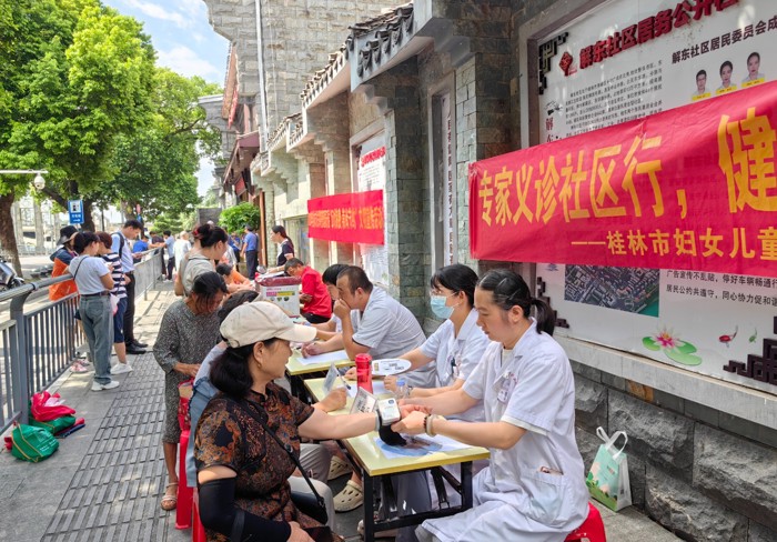 我院走进解东社区开展“专家义诊社区行，健康服务到身边”健康义诊活动