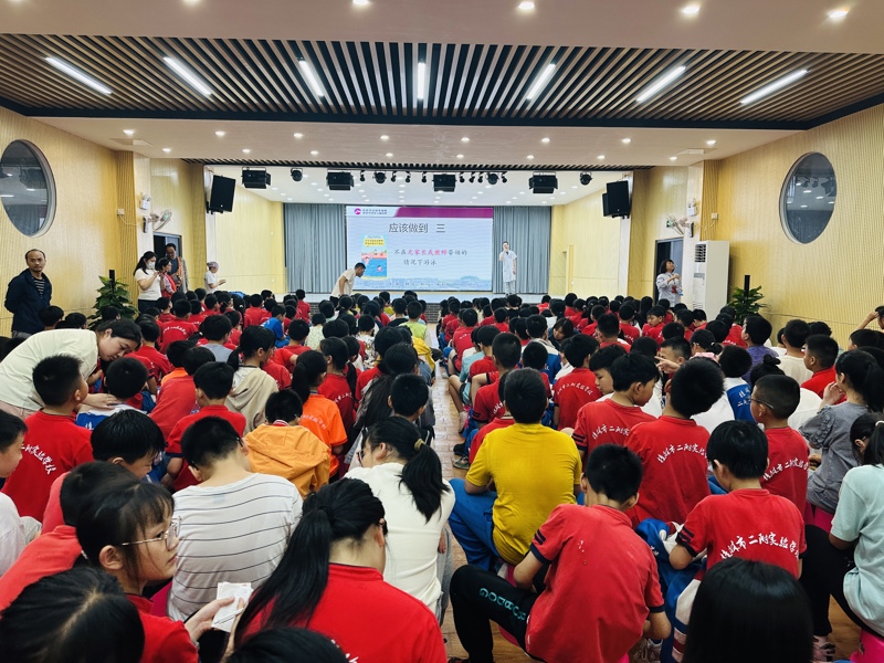 我院联合水塔社区走进校园开展“防溺水急救知识”演练活动